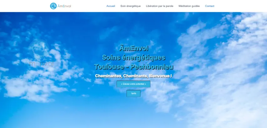 Un site Web avec un ciel bleu et des nuages.